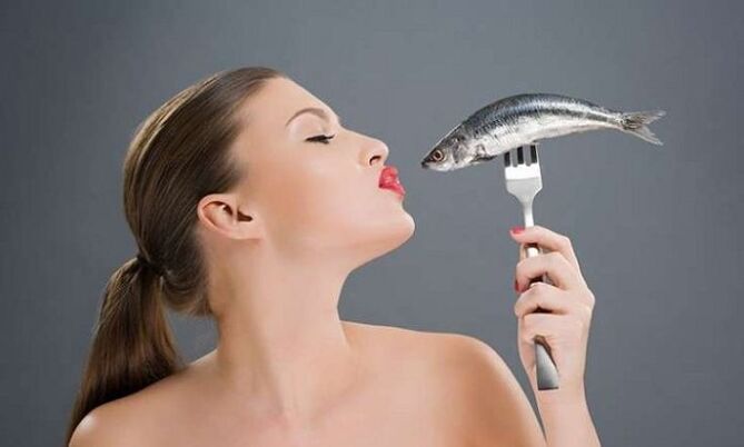 Poissons crus mangeant